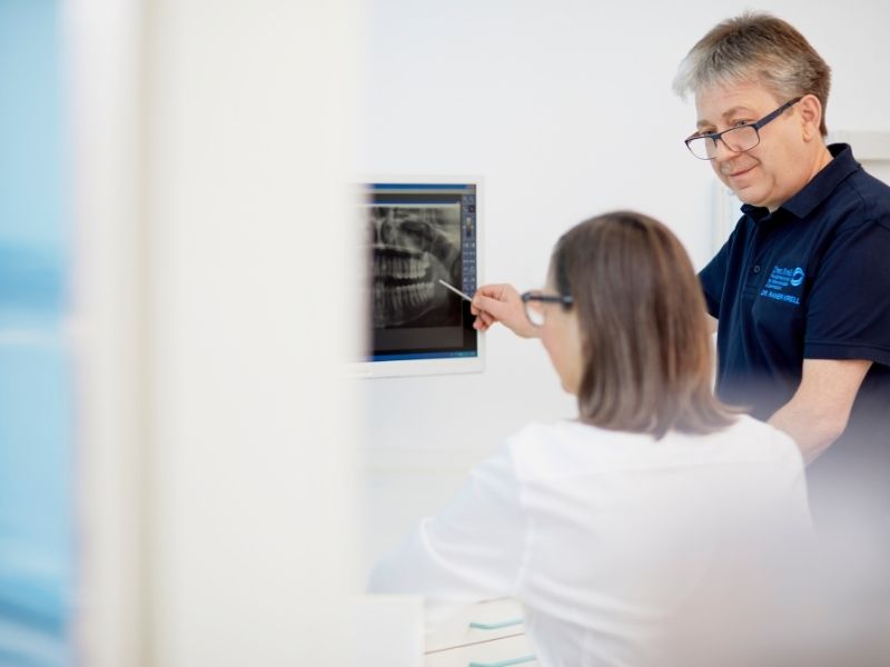 Gemeinsame Behandlung durch Zahnarzt und Kieferorthopädin